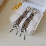 Brincos de argola de prata com pingente de borla quadrada de zircônia, um acessório elegante e charmoso para realçar seu visual. — foto 6