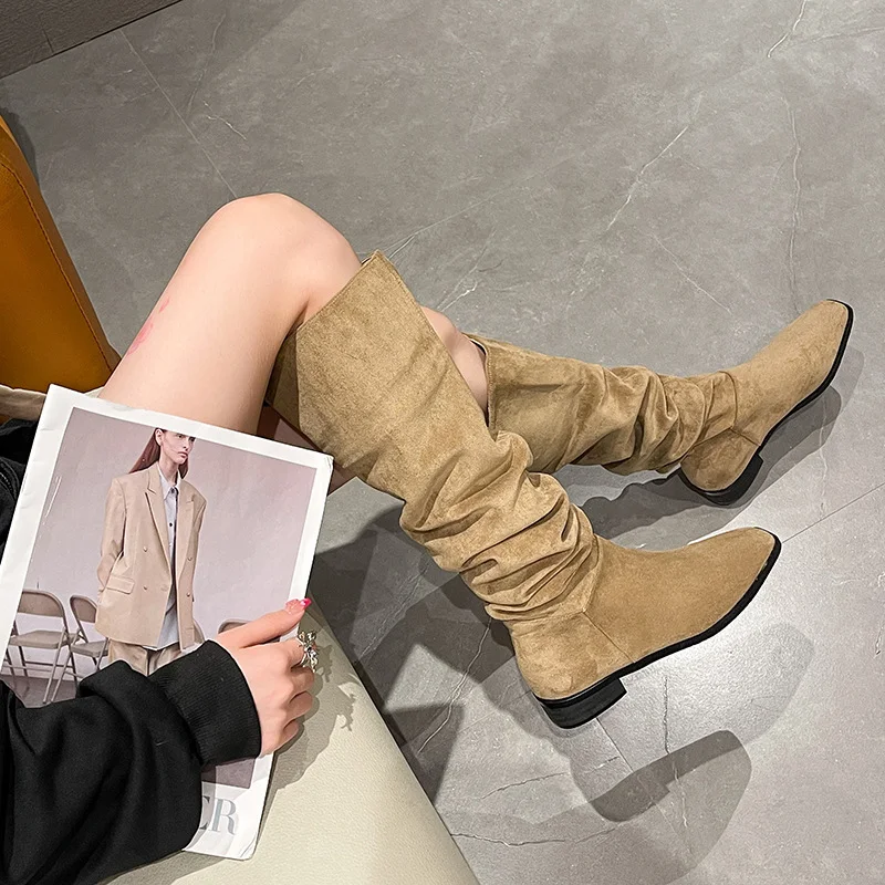 Botas femininas vintage de camurça com salto grosso e bico quadrado, combinando estilo retrô e conforto duradouro — foto 7