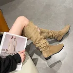 Botas femininas vintage de camurça com salto grosso e bico quadrado, combinando estilo retrô e conforto duradouro — foto 7