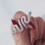 Anel de cobra simples e elegante para mulheres. Adicione um toque de temperamento e sofisticação ao seu look com este anel fashion. — foto 3