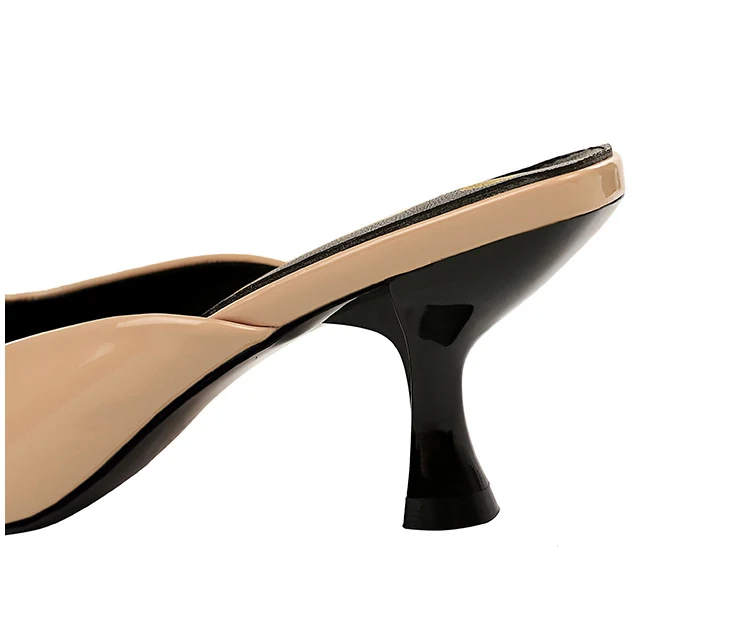 Sapatos de salto alto simples, bico quadrado, boca rasa e couro envernizado brilhante. Conforto e elegância para o seu dia a dia. — foto 1