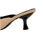 Sapatos de salto alto simples, bico quadrado, boca rasa e couro envernizado brilhante. Conforto e elegância para o seu dia a dia. — foto 1