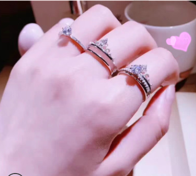 Anel de noivado e casamento feminino em ouro branco com design de coroa Joias, perfeito para celebrar o amor com elegância. — foto 1