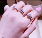 Anel de noivado e casamento feminino em ouro branco com design de coroa Joias, perfeito para celebrar o amor com elegância. — foto 1