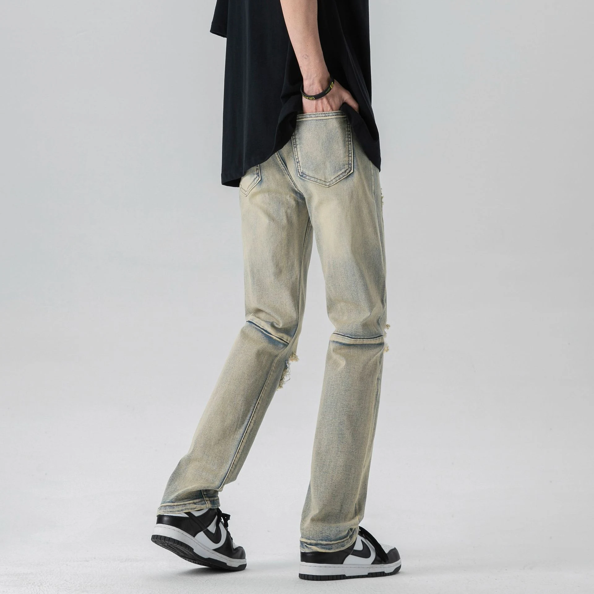 Heren gele jeans met mud wash effect, knie scheuren en distressed details. Een comfortabele en stijlvolle look voor dagelijks gebruik. — foto 4