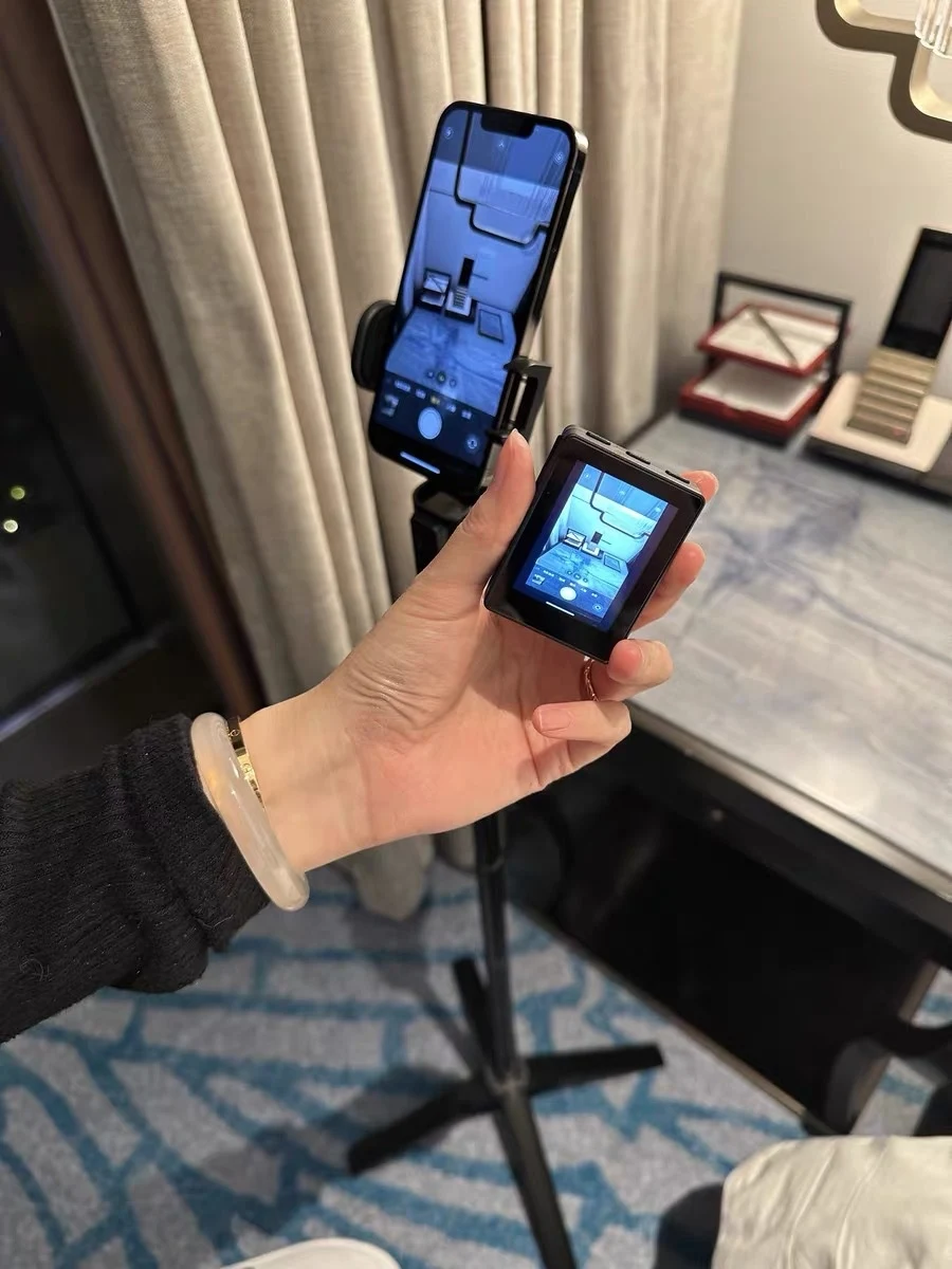 Title 7, Mobiele telefoon selfie achter scherm projectie...