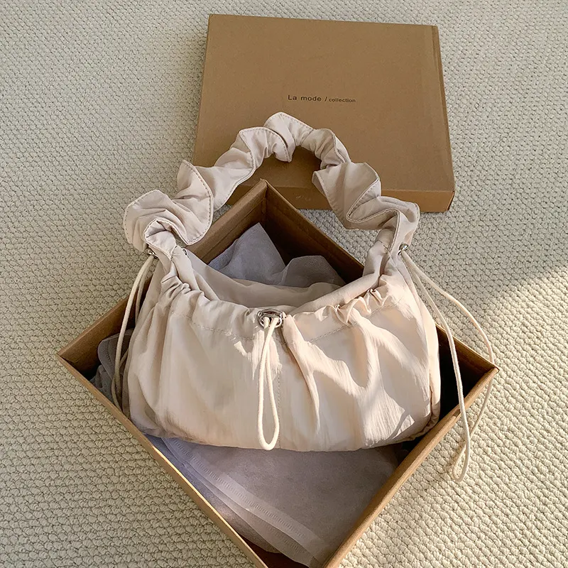 Bolsa de Ombro Coreana Estilo Simples e Gracioso, com Detalhe de Nuvens na Axila e Pregas, Perfeita para Uso Casual e Elegante. — foto 9