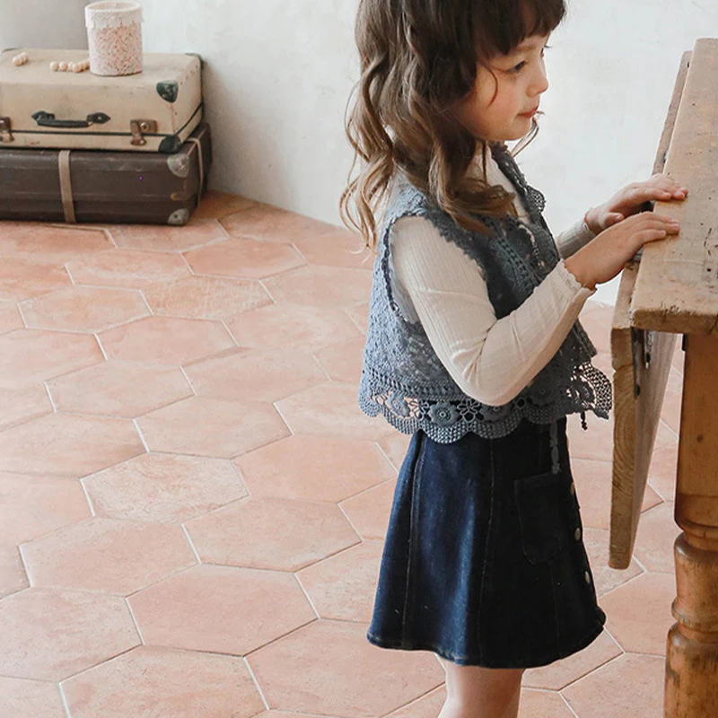 Colete infantil com flores vazadas — foto 7