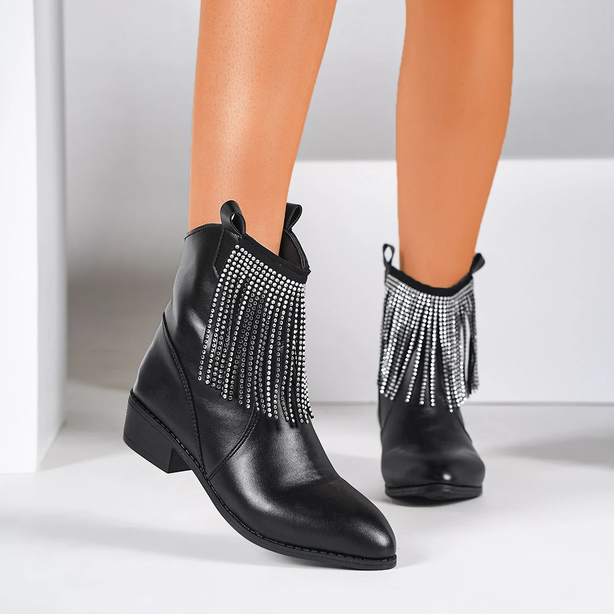 Botas Curtas Femininas com Tassel e Strass Salto Médio Salto Grosso Conforto e Elegância em um Calçado Perfeito para Você — foto 3