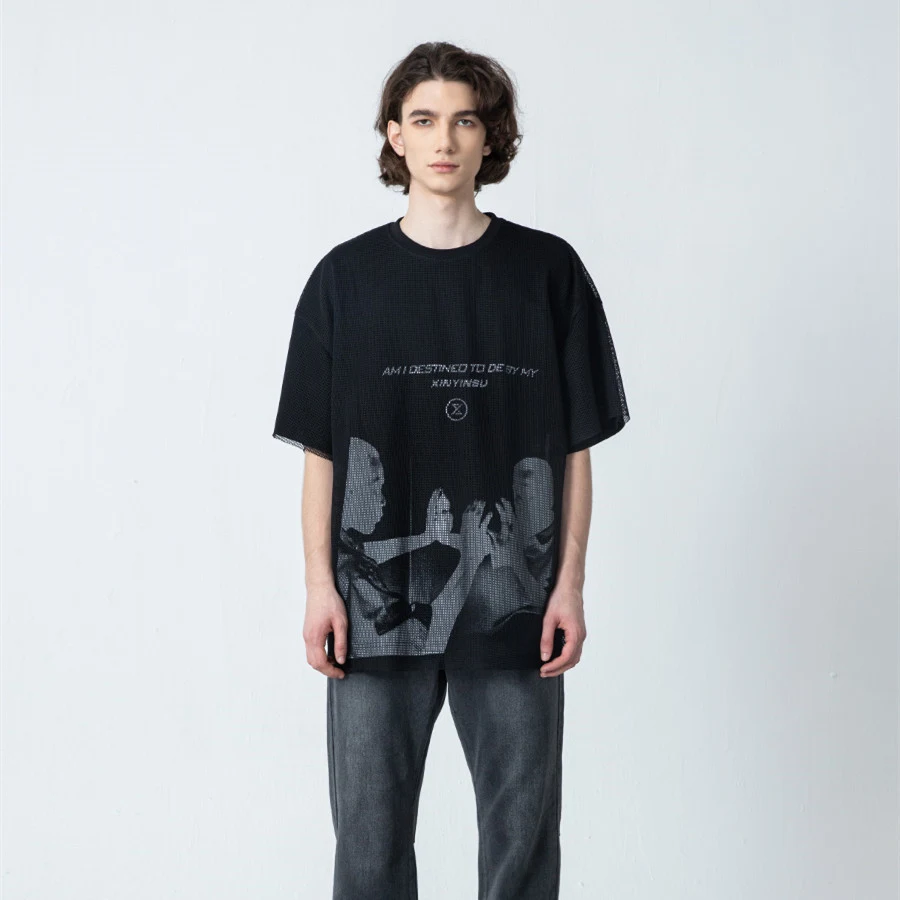 Nova Camiseta Masculina com Estampa Gráfica de Letras e Cores Invertidas. Design moderno e diferenciado para um visual estiloso e despojado. — foto 1
