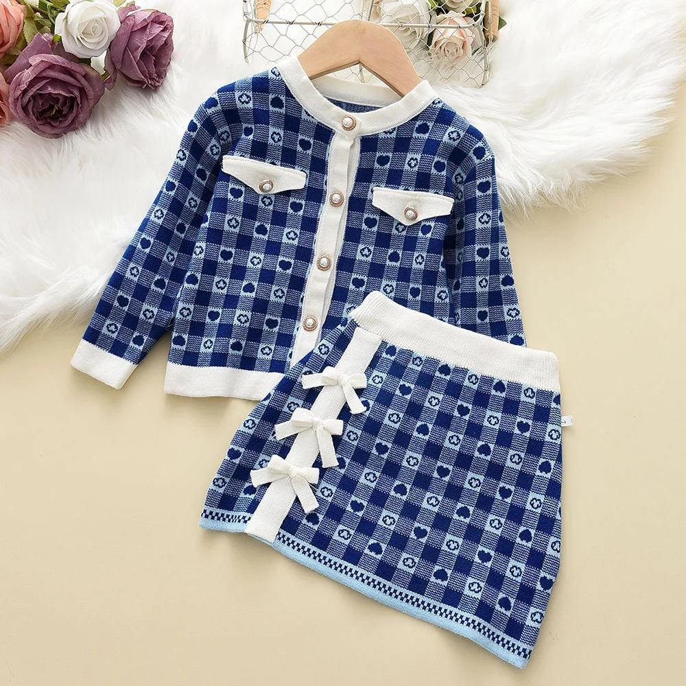 Conjunto de duas peças infantil, cardigã de tricô xadrez clássico com saia com laço e quadril, suéter perfeito para um visual elegante e charmoso. — foto 6