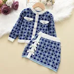 Conjunto de duas peças infantil, cardigã de tricô xadrez clássico com saia com laço e quadril, suéter perfeito para um visual elegante e charmoso. — foto 6