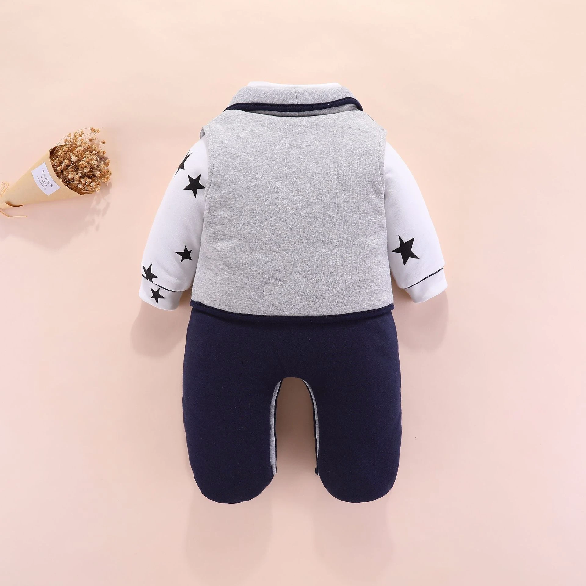 Macacão de bebê menino estilo cavalheiro com gravata borboleta e suspensórios, ideal para festas e fotos, lindo e elegante. — foto 5