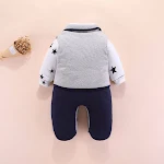 Macacão de bebê menino estilo cavalheiro com gravata borboleta e suspensórios, ideal para festas e fotos, lindo e elegante. — foto 5
