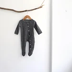 Macacão de escalada com meias listradas e abotoamento simples, perfeito para escaladas e aventuras ao ar livre com estilo. — foto 1