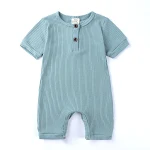Roupa de bebê com design de pum, listrada, para engatinhar e com detalhes de pit. Conforto e diversão para seu bebê! — foto 8