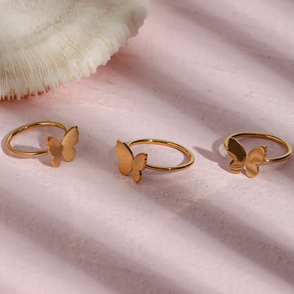 Anel vazado de aço titânio com laço, banhado a ouro 18K. Elegância requintada e durabilidade para um visual sofisticado e estiloso. — foto 5