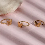 Anel vazado de aço titânio com laço, banhado a ouro 18K. Elegância requintada e durabilidade para um visual sofisticado e estiloso. — foto 5