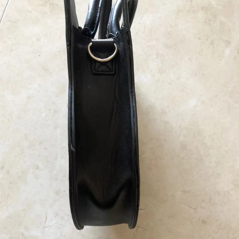 Bolsa feminina punk com personalidade moderna, para um visual estiloso e autêntico. Ideal para quem busca expressar sua individualidade. — foto 5