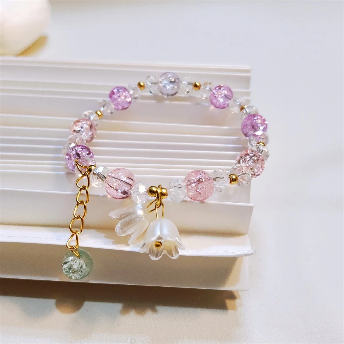 Pulseira Lily com esmalte colorido, simples e versátil. Combine com qualquer roupa e adicione um toque de cor e elegância ao seu visual. — foto 13