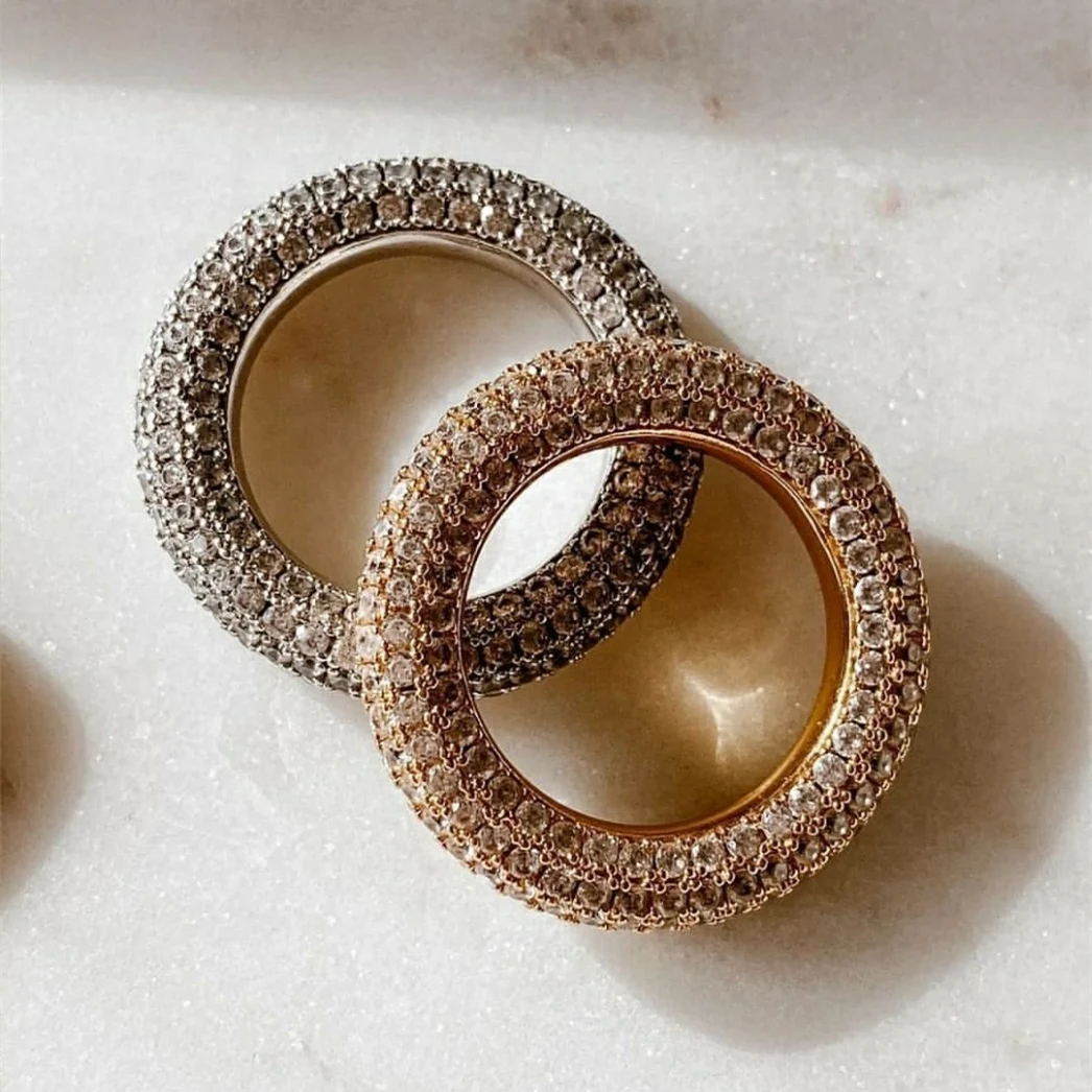 Anel feminino moderno com zircônia e strass cravejados, microincrustado, que adiciona brilho e sofisticação ao seu look diário. — foto 12
