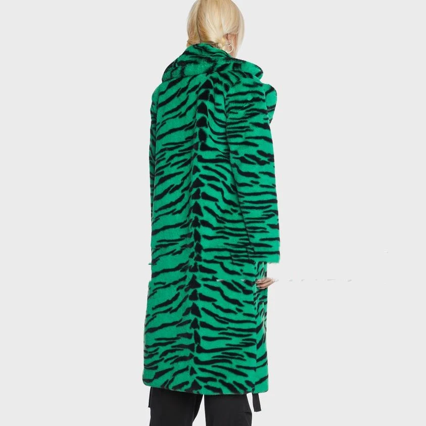 Abrigo de piel sintética con estampado de tigre y leopardo, cálido y elegante, perfecto para un look atrevido en invierno. — foto 3