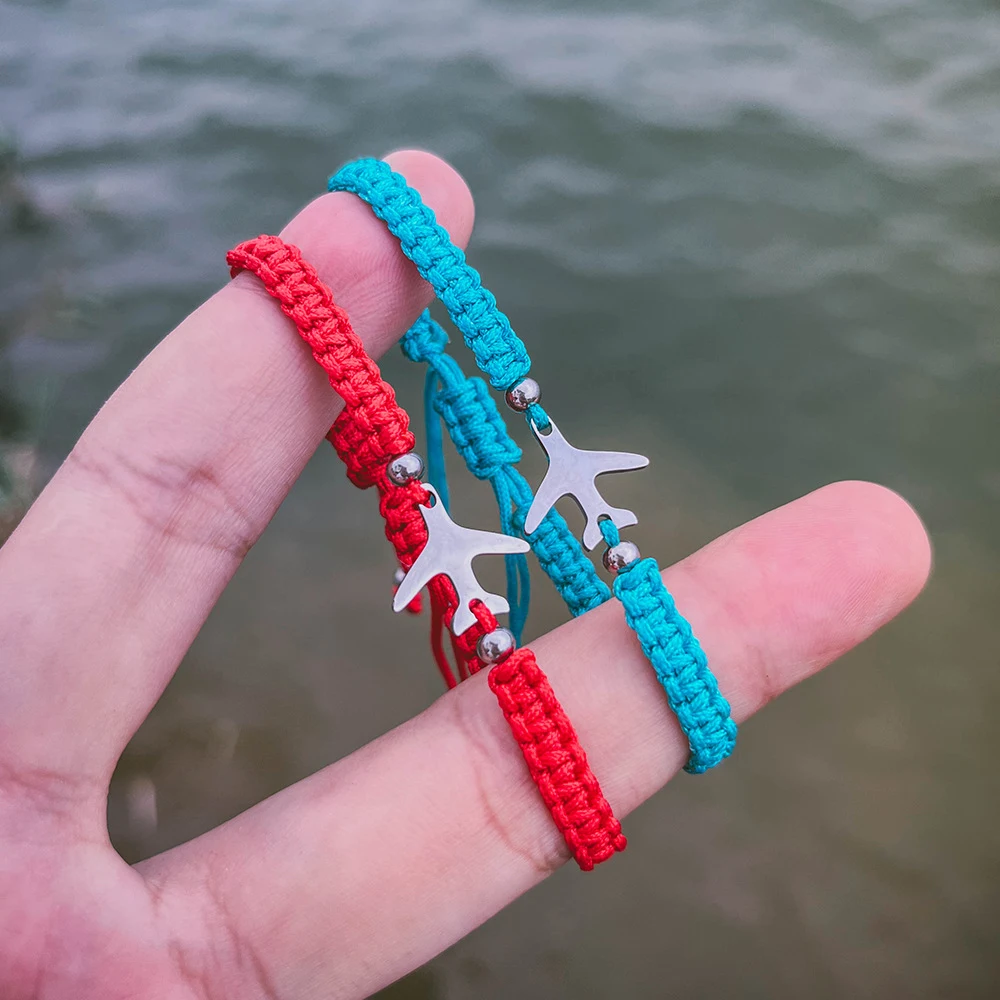 Pulseira com pingente de avião clássico, feita à mão com corda vermelha. Uma joia elegante e cheia de estilo, ideal para uso diário e presentes. — foto 2