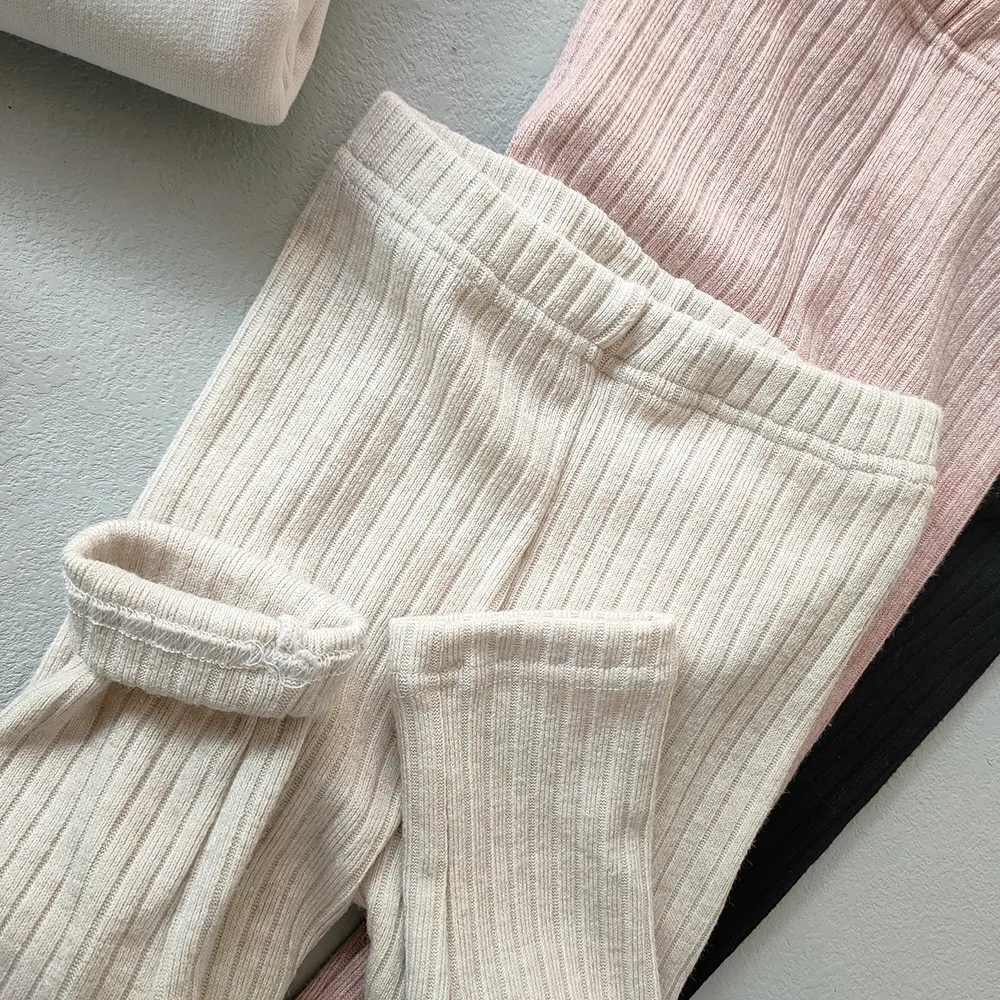 Kinder-Streifenhose für Jungen und Mädchen. Vielseitig kombinierbar, bequem, atmungsaktiv, perfekt für Alltag, Spielplatz und Freizeit. Einfach zu stylen. — foto 5