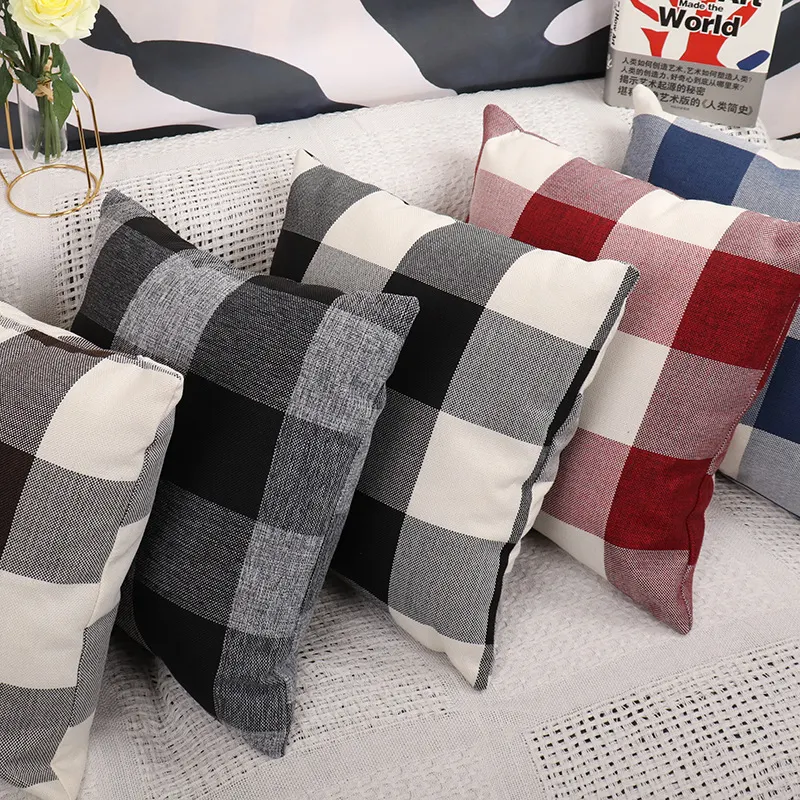 Capa de almofada xadrez para sofá em casa simples. Decore sua sala com esta capa macia e fácil de lavar. Perfeita para o seu lar. — foto 11