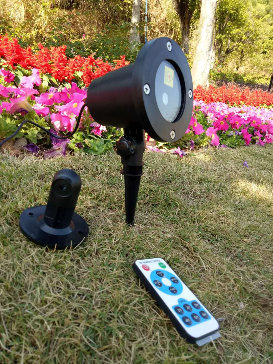 Iluminação de jardim externa eficiente. Luz de gramado à prova d'água, fácil instalação e baixo consumo. Ilumine seu espaço ao ar livre! — foto 3