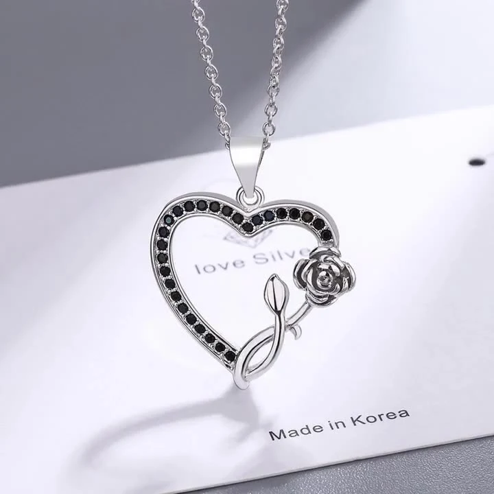 Colar Coração Apaixonado Totalmente Cravejado Preto e Branco com Diamantes, Joia Sofisticada e Romântica, Presente Ideal. — foto 3