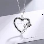 Colar Coração Apaixonado Totalmente Cravejado Preto e Branco com Diamantes, Joia Sofisticada e Romântica, Presente Ideal. — foto 3