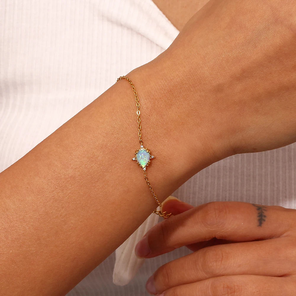 Colar feminino com pingente de opala em gota banhado a ouro aço inoxidável. Elegância e charme para todas as ocasiões. — foto 11