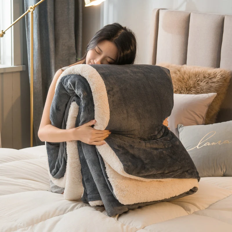 Cobertor de lã de cordeiro grosso duplo para inverno, coral fleece. Quente e aconchegante, perfeito para noites frias e relaxantes. — foto 4