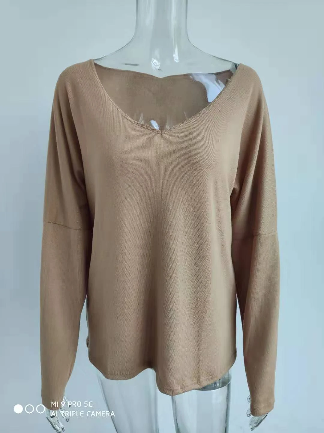 Pulôver simples de manga longa com decote em V, perfeito para o dia a dia. Conforto e estilo em uma peça versátil e elegante. — foto 8
