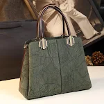 Bolso simple de cuero con una sola asa ideal para llevar al hombro. Perfecto para el uso diario y muy versátil. — foto 1