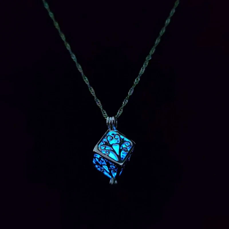 Colar Luminoso Hip Hop Árvore da Sorte Vazada Cubo Noctilucente Novo Um pingente estiloso que brilha no escuro, ideal para fãs de hip hop. — foto 5