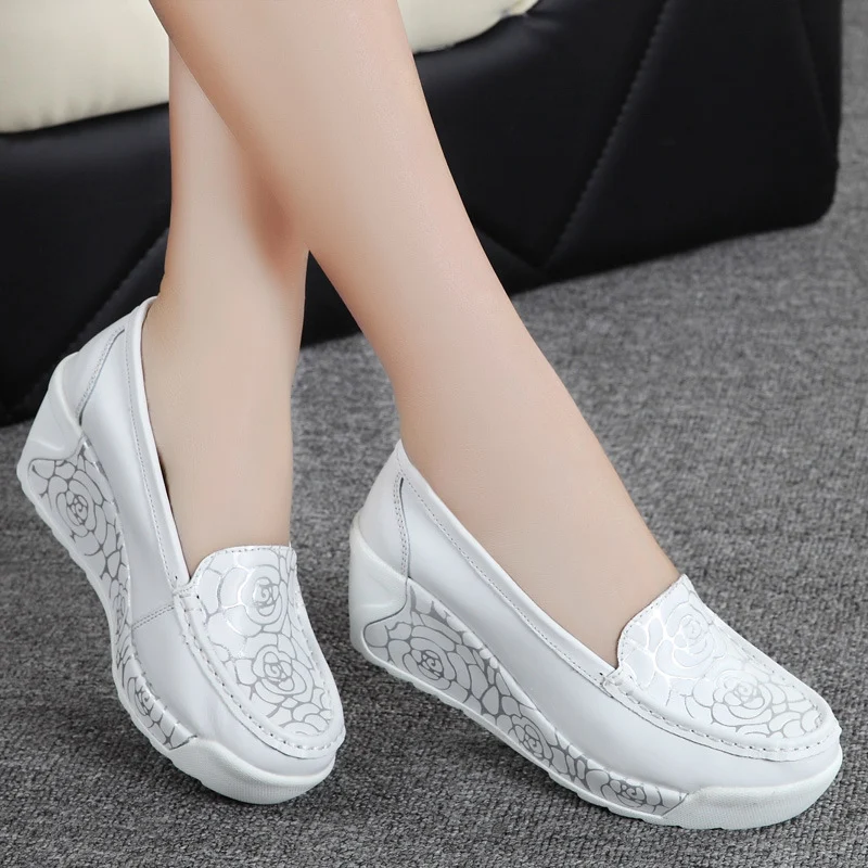 Sapatos casuais para homens e mulheres. Conforto e estilo para o seu dia a dia. Ideais para caminhadas e atividades leves com bem-estar. — foto 1