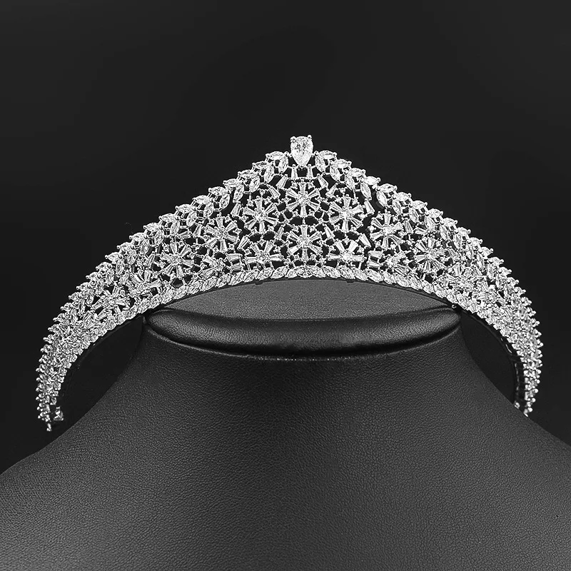 Corona europea retro de circonita para adultos, un regalo ideal. Adorno para la cabeza con estilo vintage, perfecto para ocasiones especiales y elegantes. — foto 5