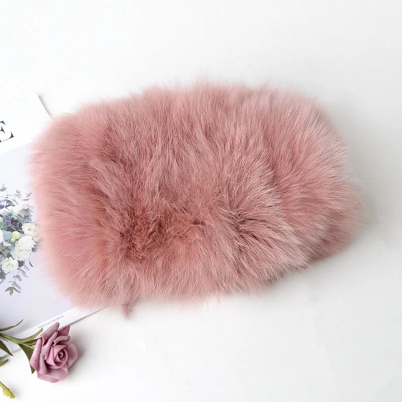 Bolso bandolera de piel de zorro con cadena para mujer, cálido y elegante. Ideal para hombro o cruzado. Un accesorio de moda de lujo. — foto 4