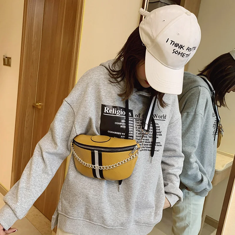 Bolsa simples com corrente e alça larga para ombro, perfeita como bolsa transversal, peitoral ou pochete. Conforto e praticidade no seu dia a dia. — foto 3