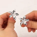 Brincos femininos com flores douradas, fashion e versáteis. Combinam com tudo, elevando seu estilo único e adicionando um toque especial. — foto 11