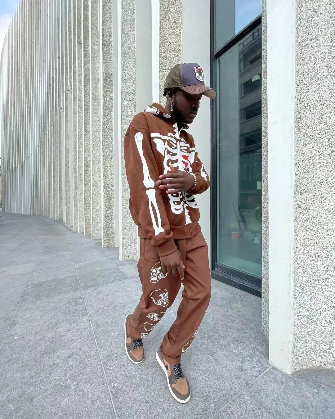 Moletom com zíper solto e estampa de caveira esqueleto, estilo cardigan, capuz e design street. Perfeito para um visual urbano e despojado. — foto 8