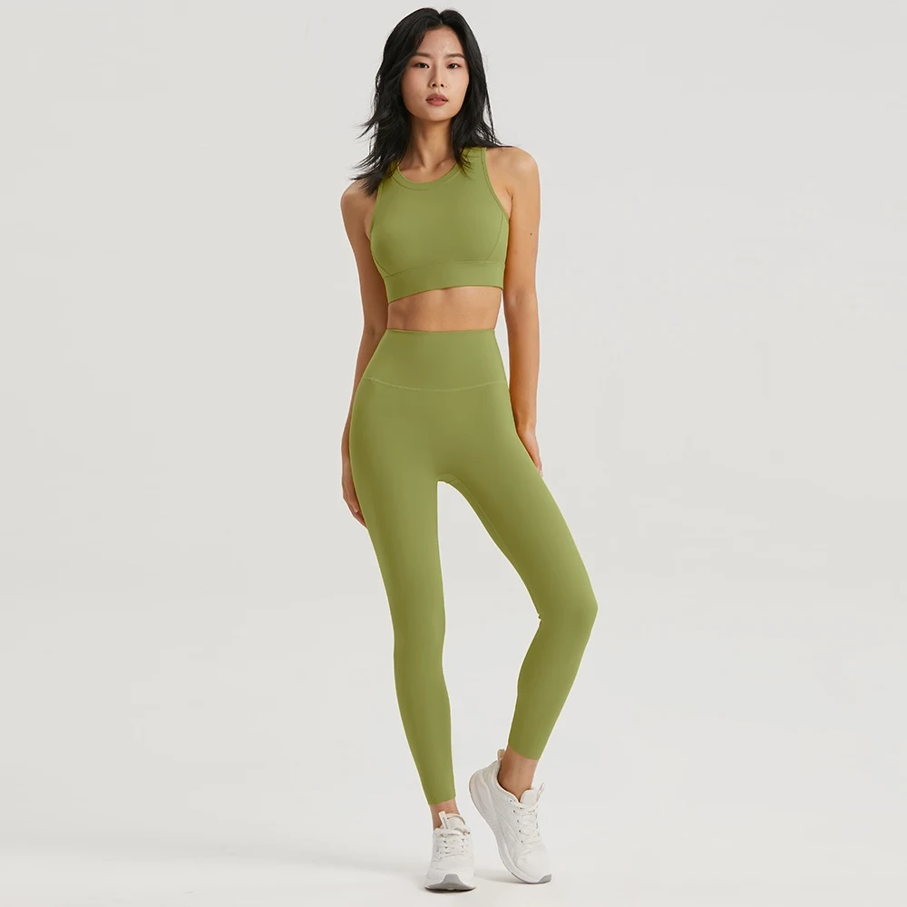 Yoga-Set gegen Entblößung mit Fitness-BH mit schönem Rücken und Workout-Hose. Perfekt für Sport und Training. — foto 6
