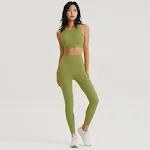 Yoga-Set gegen Entblößung mit Fitness-BH mit schönem Rücken und Workout-Hose. Perfekt für Sport und Training. — foto 6