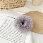 Konijnenhaar donut haar elastiek met minkhaar. Zacht en veelzijdig, creëer moeiteloos perfecte knotten en updo's. Geef je haar snel een stijlvolle look. — foto 6