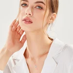 Brincos femininos com trevo de quatro folhas e diamantes, para combinar com tudo. Adicione um toque de sorte e brilho ao seu visual diário — foto 3