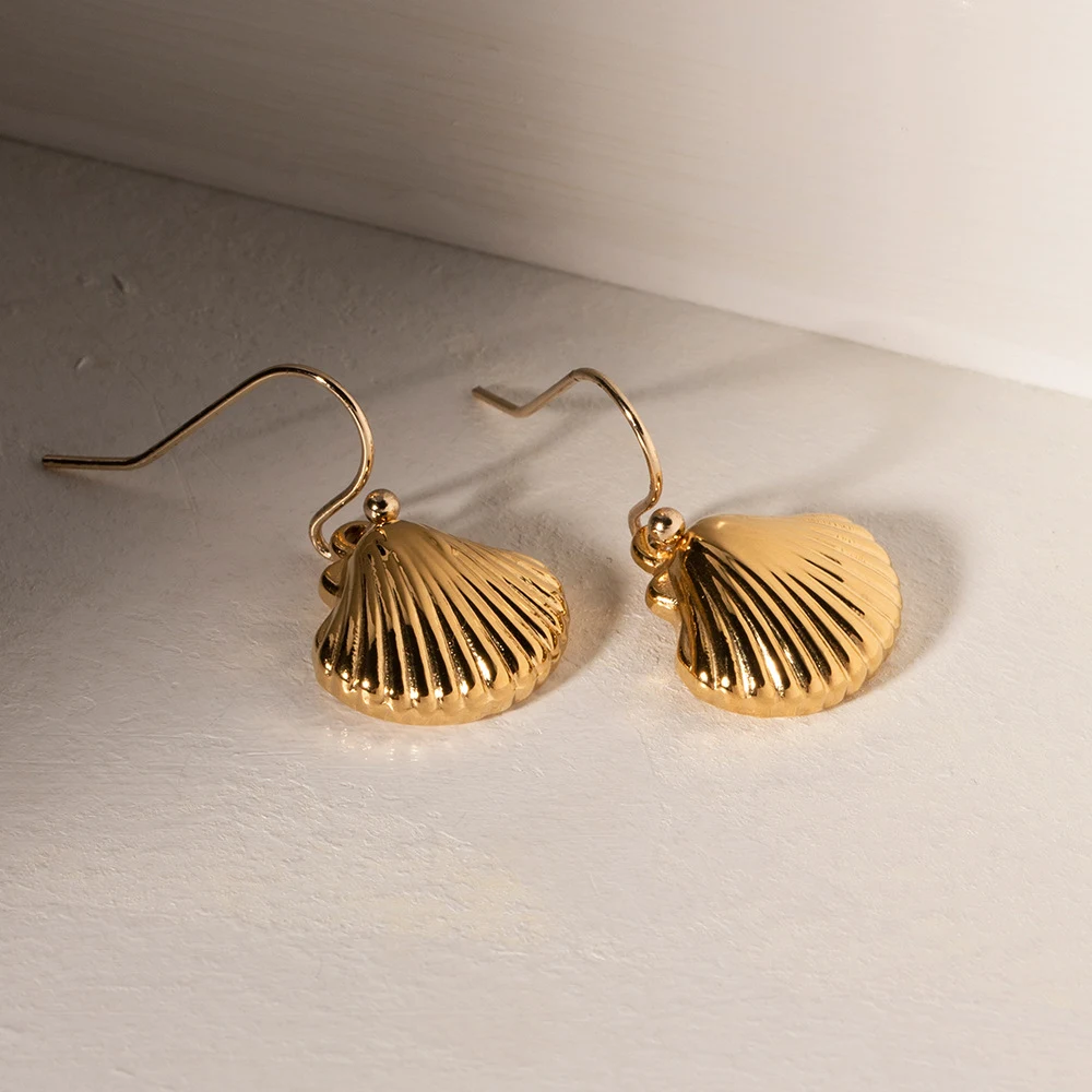 Brincos de concha dourada Breeze Gold, a brisa do mar no seu visual. Leves e elegantes, perfeitos para um toque praiano e sofisticado, use-os sempre. — foto 10