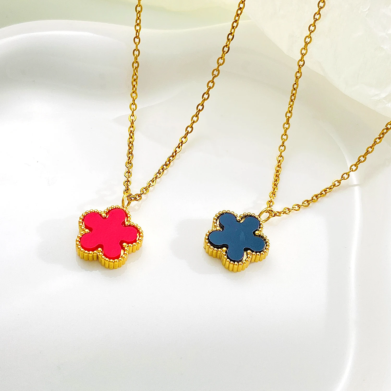 Colar pingente de flor em aço titânio simples e versátil para mulheres, perfeito para uso diário e eventos especiais, elegante e resistente. — foto 2