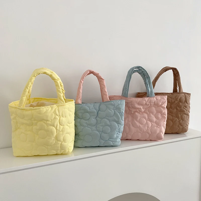 Bolsa de mão pequena com flores doces e acolchoadas, combina com tudo e é portátil, perfeita para um visual charmoso e prático. — foto 6